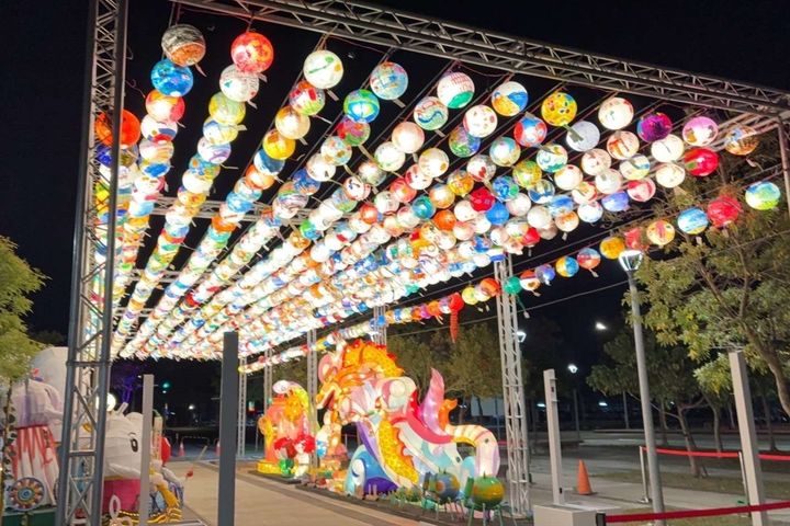 「大手牽小手～北港鎮國中小花燈彩繪」總共有700多個花燈，透過手作讓參與學生對永續目標有所體認。　圖：雲林縣政府／提供
