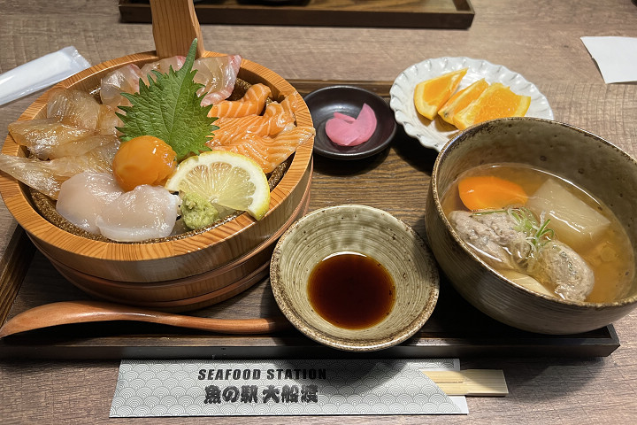 ▲木桶裝盛的海鮮丼上擺滿各色海鮮，令人食指大動。　圖：向日遊顧問有限公司／提供