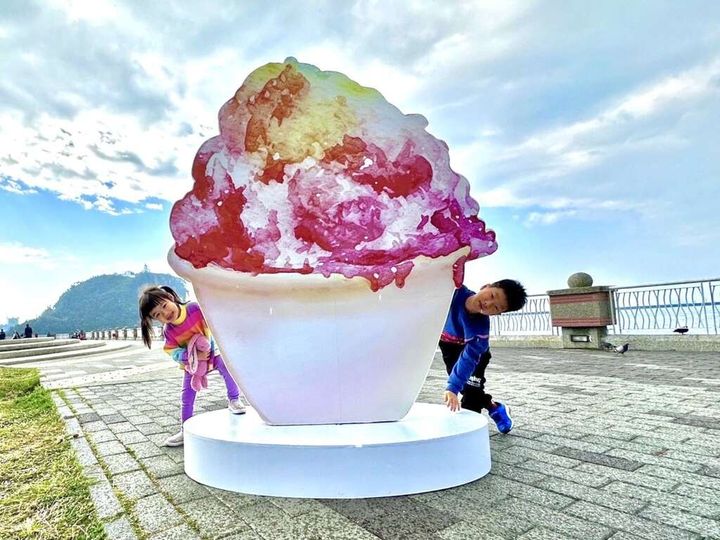 ▲西子灣的巨大大碗公冰夢幻可愛。　圖：高雄市政府觀光局／提供