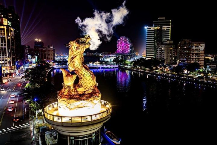 「鰲耀龍翔」每晚18:00-21:00整點進行展演。　圖：高雄市政府觀光局／提供
