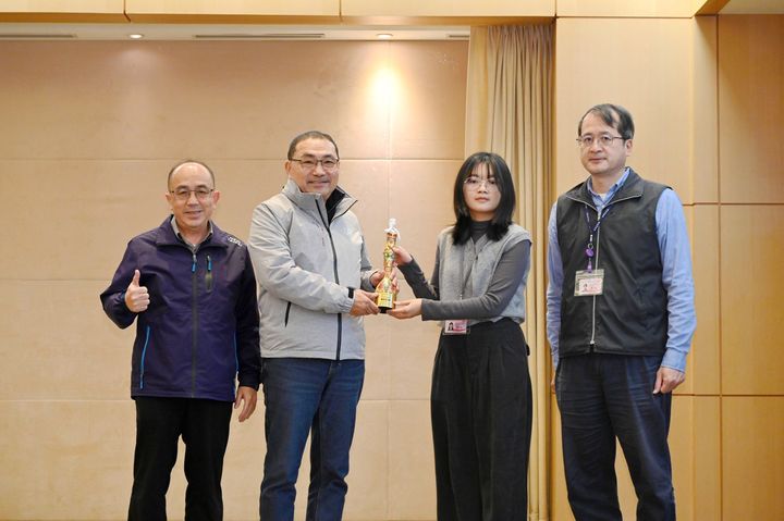 ▲八里左岸光雕展拿下國際設計大獎，日前於市政會議獻獎。　圖：新北市政府水利局／提供