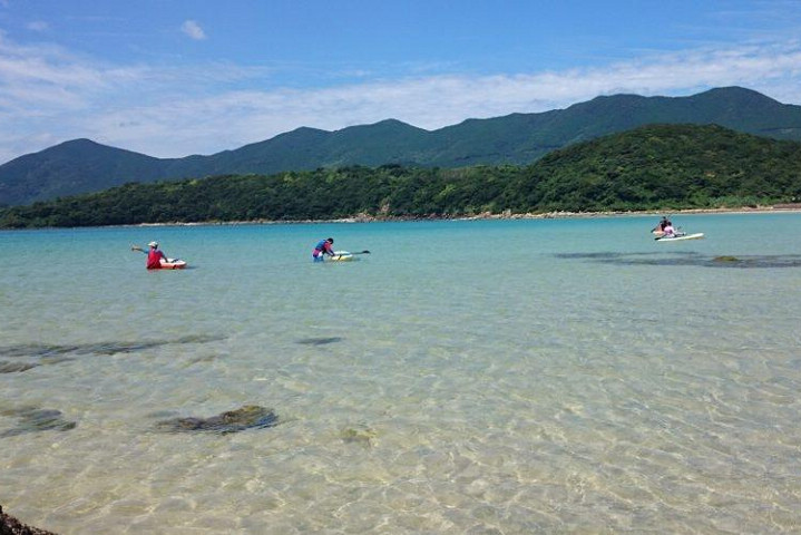 ▲五島海水清澈，立槳彷彿漂浮於空中。　圖：長崎縣觀光連盟／提供