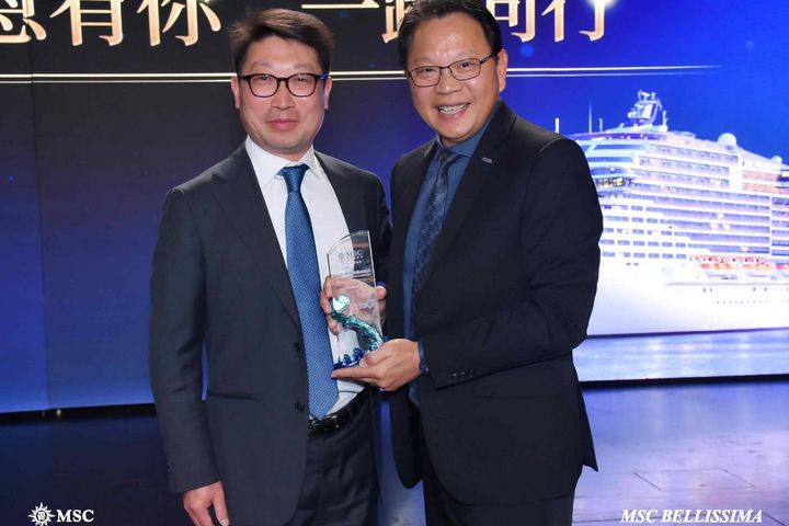 ▲MSC 大中華區績優代理商獎項，尊榮假期獲「基隆母港銷售卓越貢獻獎」，由 MSC 銷售副總裁王勇（左）親自頒獎。　圖：尊榮假期／提供
