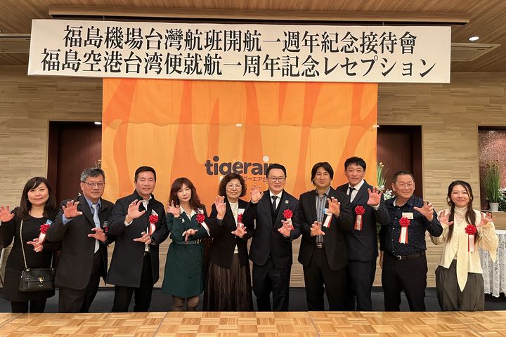 ▲（左起）隆祥旅行社董事長高振添伉儷、旅行業品質保障協會監事主席黃文卿、台北市旅行公會理事長駱炫宏、華泰旅遊高雄分公司總經理顏秀鳳、台灣虎航董事長陳漢銘、旅行社聯保聯誼會會長朱永達、華泰旅遊執行董事王志軒、馨樂旅行社總經理許策淵、內門動物學校執行長楊雨璇。　記者-王政介／攝