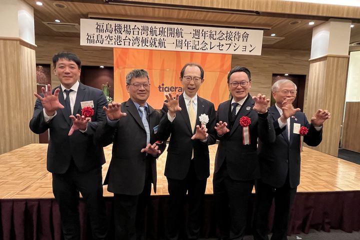 ▲（左起）華泰旅遊執行董事王志軒、隆祥旅行社董事長高振添、福島縣知事內堀雅雄、台灣虎航董事長陳漢銘。　記者-王政介／攝