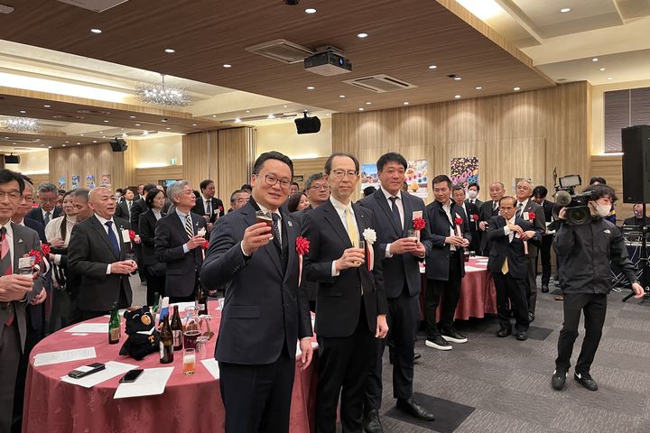 ▲（前排左起）台灣虎航董事長陳漢銘、福島縣知事內堀雅雄、華泰旅遊執行董事王志軒與嘉賓們一同歡慶台北─福島直飛包機1週年。　記者-王政介／攝