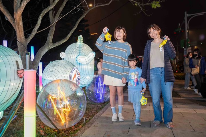 ▲親子領取寶可夢小提燈。　圖：桃園市政府觀光旅遊局／提供