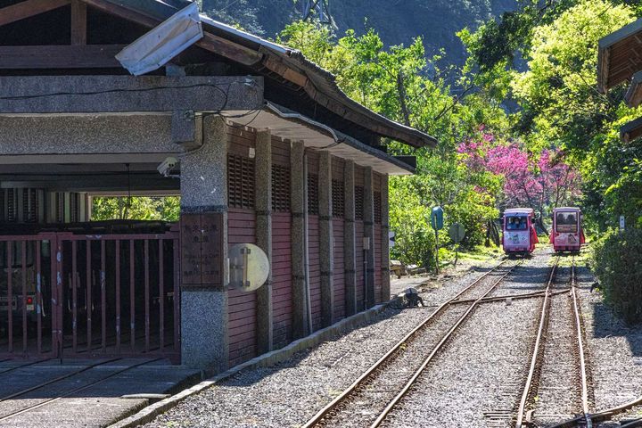 首獎作品《烏來台車》呈現台車與自然景觀和諧共存，表現古樸與現代交融的美感。　圖：王朝騰／提供 