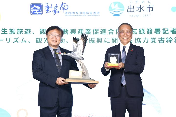 ▲雲管處處長徐振能與日本出水市市長椎木伸一交換紀念品。　圖：雲嘉南濱海國家風景區管理處／提供