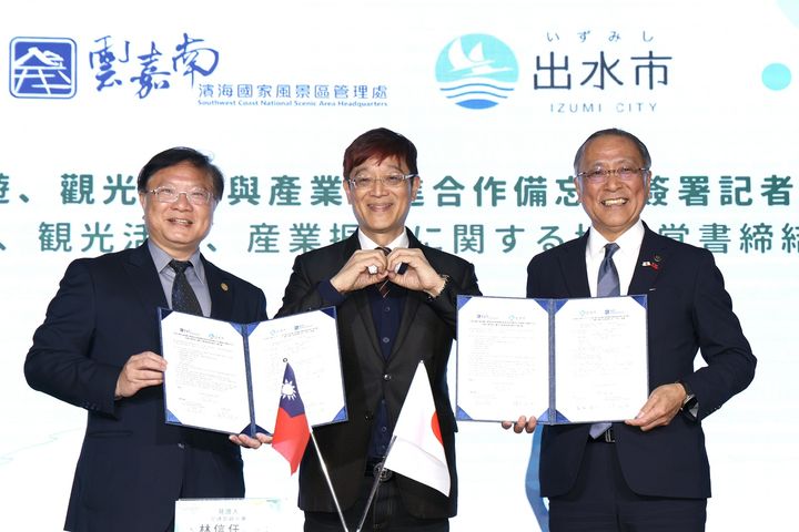 雲嘉南管理處與日本鹿兒島縣出水市 MOU 簽署合影。　圖：雲嘉南濱海國家風景區管理處／提供