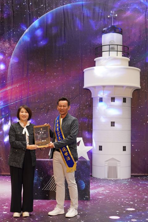 ▲周春米縣長並頒任屏東天文協會榮譽理事長施世治為首位「屏東星空大使」。　圖：屏東縣政府傳播暨國際事務處／提供