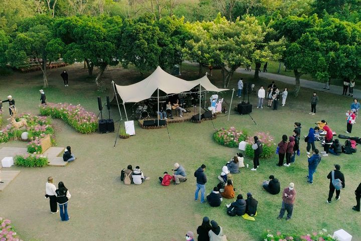 ▲週六限定，精彩不間斷的「安森音樂派對」一起在杜鵑花海中聽音樂。　圖：臺北市政府工務局／提供