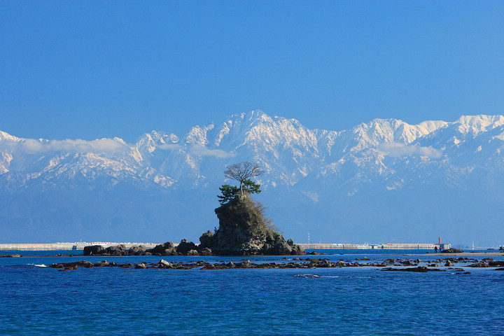 從雨晴海岸眺望立山連峰是富山縣代表性的風景。　圖：（公社）富山觀光推進機構／提供