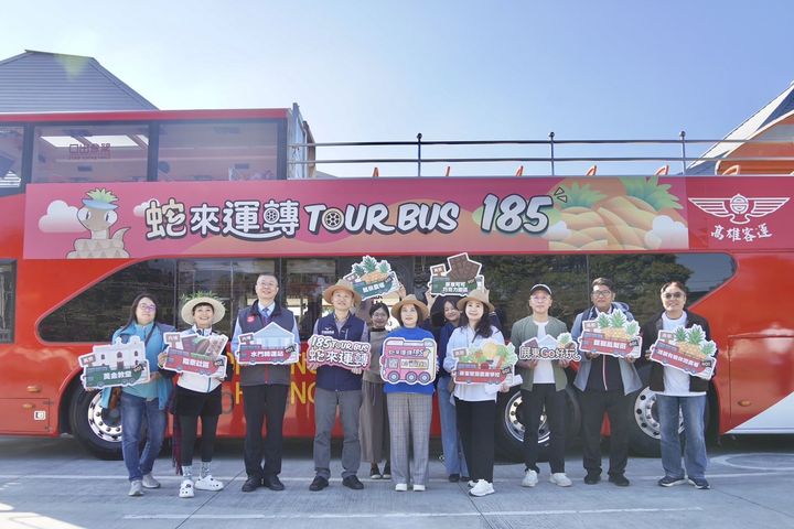 「蛇來運轉185」雙層巴士正式啟航。　圖：屏東縣政府交通旅遊處／提供