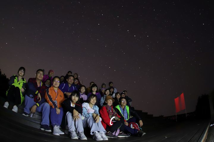 林業保育署嘉義分署與嘉義市天文協會將於4-6月推出「阿里山春星斯麥爾」天文生態營，帶領民眾探索日夜的阿里山。　圖：農業部林業及自然保育署／提供