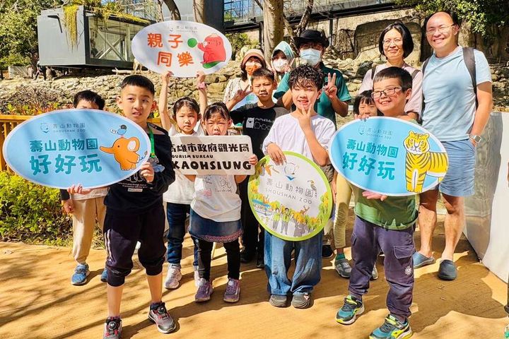 ▲參與迷你驢見面會的遊客開心合影。　圖：高雄市政府觀光局／提供