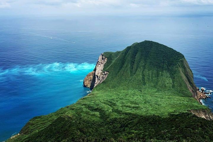 ▲龜山島牛奶海海水色澤美景。　圖：東北角及宜蘭海岸國家風景區管理處／提供