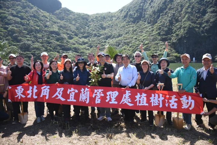 ▲東北角管理處舉辦「2025龜山島淨灘暨植樹活動」種下毛柿、蒲葵及樹杞等樹種。　圖：東北角及宜蘭海岸國家風景區管理處／提供