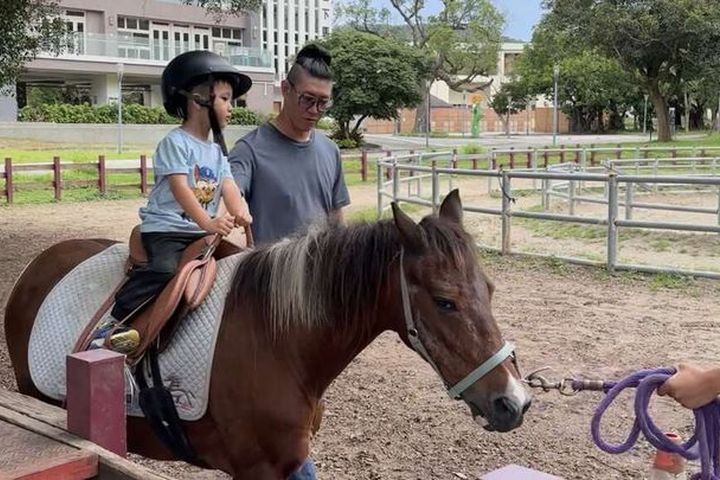 后里馬場提供騎馬牽乘體驗。　圖：臺中市政府觀光旅遊局／提供