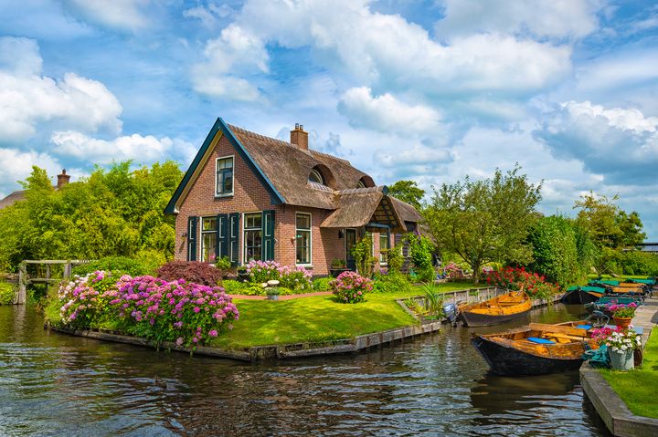 ▲荷蘭羊角村的繁花綠草，讓遊人走進精緻迷人的童話仙境。　圖：shutterstock／來源
