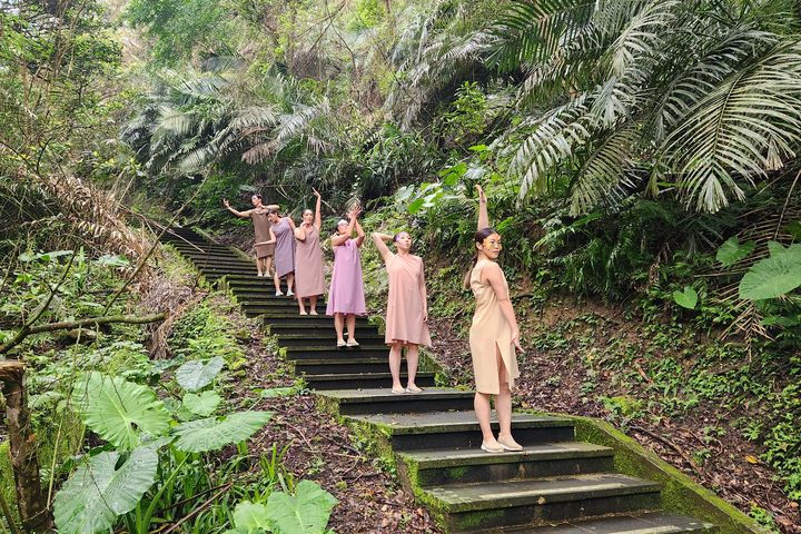舞者結合和美山步道環境創作專屬和美山之舞。　圖：新北市政府觀光旅遊局／提供