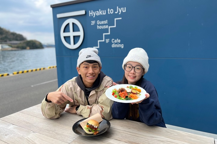 可愛吃素情侶檔「找蔬食 Hao & Yang」採訪佐賀呼子港口旁邊的「百と十」餐宿，大讚「素漢堡排塔可飯非常好吃」！　記者-徐意雯／攝影