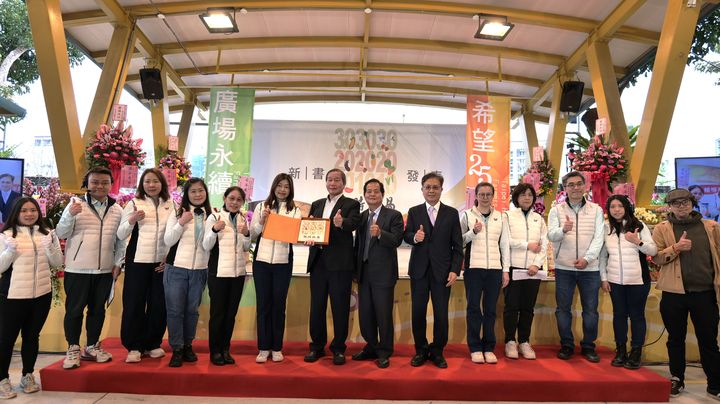 ▲希望廣場邁向25週年之際，盛大發表《說時容易│希望廣場邁步二十五年紀實》。　圖：新北市農會／提供