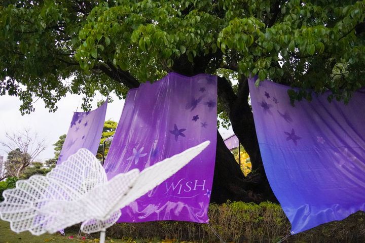 ▲加入紗縵帷幕與藝術裝置打造紫色花園。　圖：成美文化園／提供