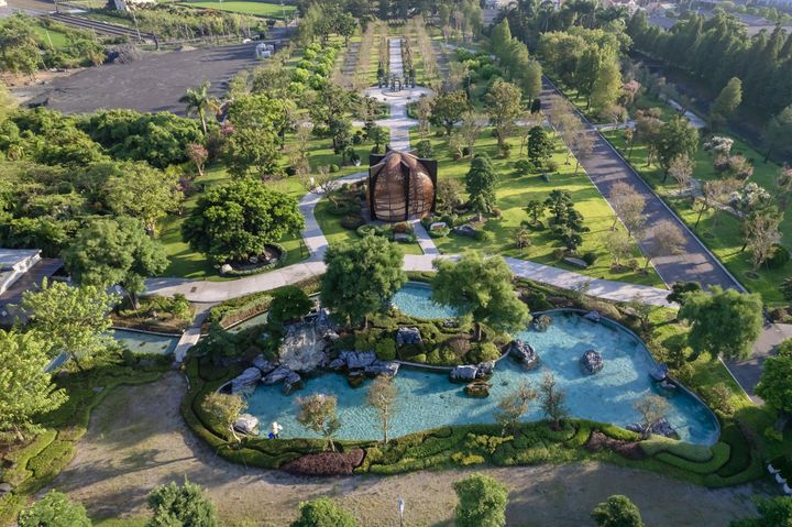 ▲成美文化園東園區，結合大型裝置藝術的探索花園，四季皆有不同花卉盛開。　圖：成美文化園／提供
