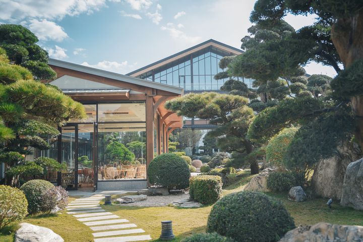 ▲松柏軒景觀餐廳，全台唯一在百年松柏270度環繞的美景下品嘗料理的體驗。　圖：成美文化園／提供