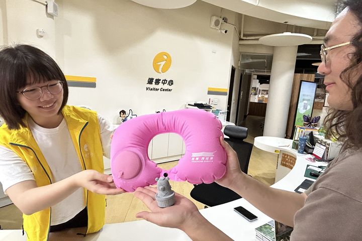 ▲凡騎乘自行車至該入口意象拍照打卡上傳個人社群，可兌換精美好禮。　圖：西拉雅國家風景區管理處／提供