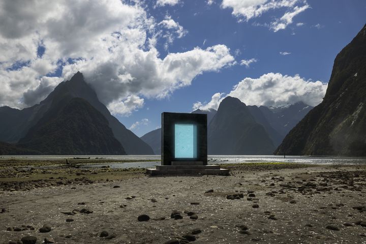 《MINECRAFT麥塊電影》將於2025年4月上映，紐西蘭的米佛峽灣（Milford Sound）出現了一座「地球傳送門」，為了慶祝這部電影的上映，紐西蘭特別為在《Minecraft》打造了全球首個旅遊目的地 DLC，涵蓋六個獨特區域，其中包括這座 Minecraft 傳送門所在的峽灣地區（Fiordland）。　圖：Brett Phibbs／來源 