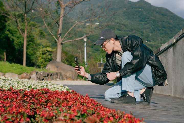 ▲各色花卉交織而成彩色浪花海，成為許多民眾拍照、打卡的熱門景點。　圖：臺北市政府工務局／提供
