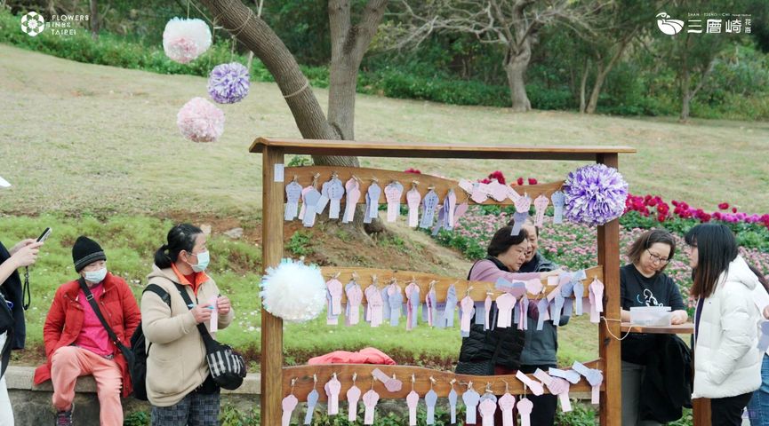 ▲2025三層崎彩色浪花海獨家亮點「三層祈－祈願小花卡」，來訪民眾寫下心願，打卡三層崎，為春日增添美好儀式感（圖：擷取自活動紀實影片）。　圖：臺北市政府工務局／提供