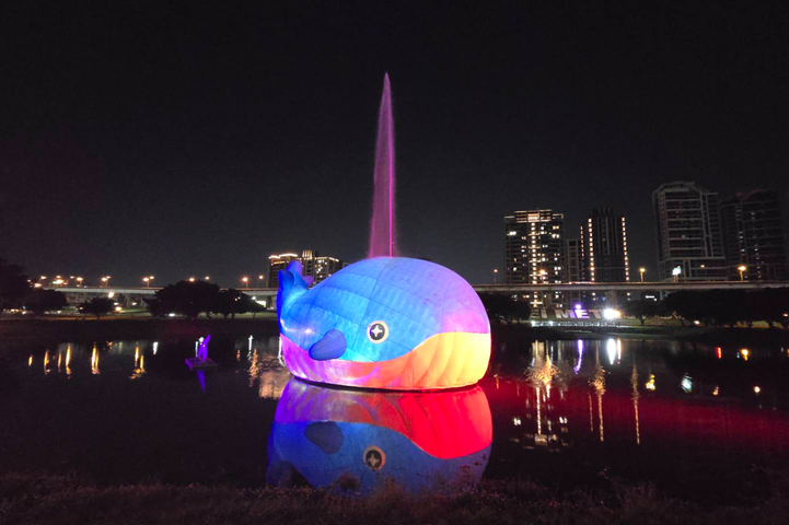 ▲「粉嘻鯨」夜晚搭配絢爛燈效隨音樂幻化奇幻水舞秀，遊客留下難忘回憶。　圖：新北市政府觀光旅遊局／提供