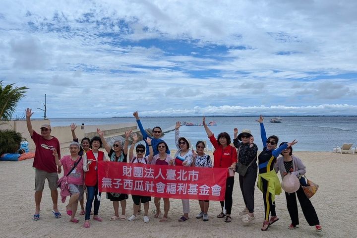▲長輩們很開心能在宿霧海邊玩水。　圖：無子西瓜社會福利基金會／提供