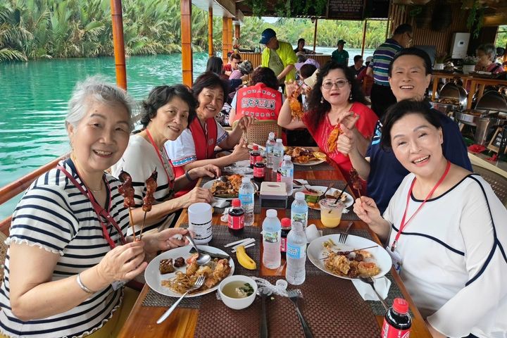 ▲船上愜意享受菲式美食。　圖：無子西瓜社會福利基金會／提供