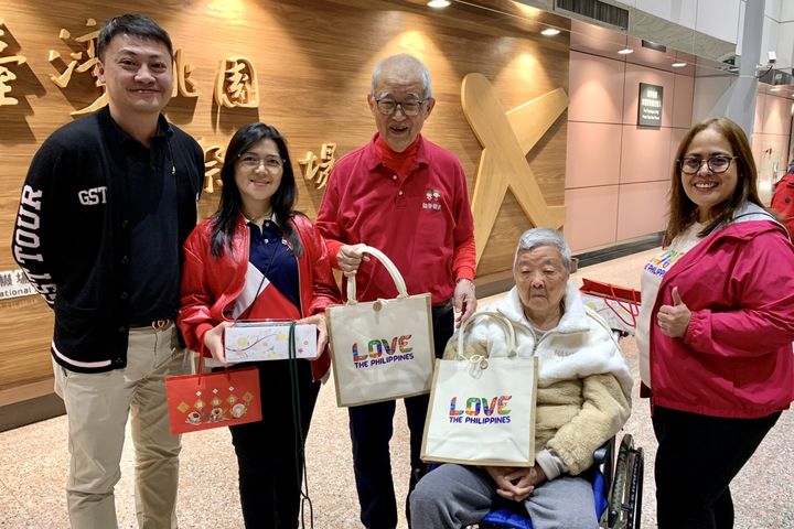 「無子西瓜俱樂部」暢遊宿霧，菲律賓觀光部台灣分處處長(左2)特熱情前往桃園接機。　圖：無子西瓜社會福利基金會／提供