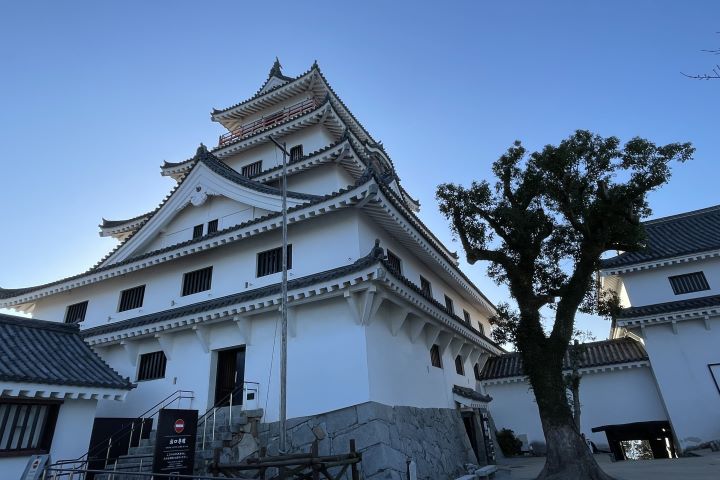 ▲想遠眺虹之松原可以到唐津城天守閣。　記者-何昕穎／攝影