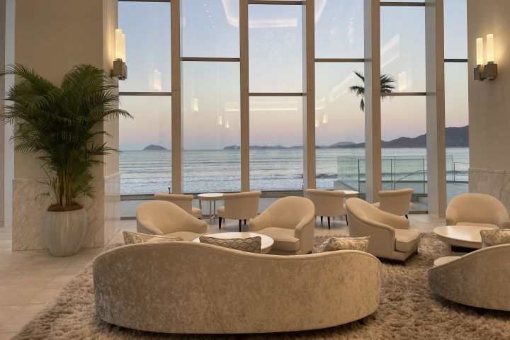 ▲唐津 Seaside Hotel氣派大廳配上海景。　記者-何昕穎／攝影