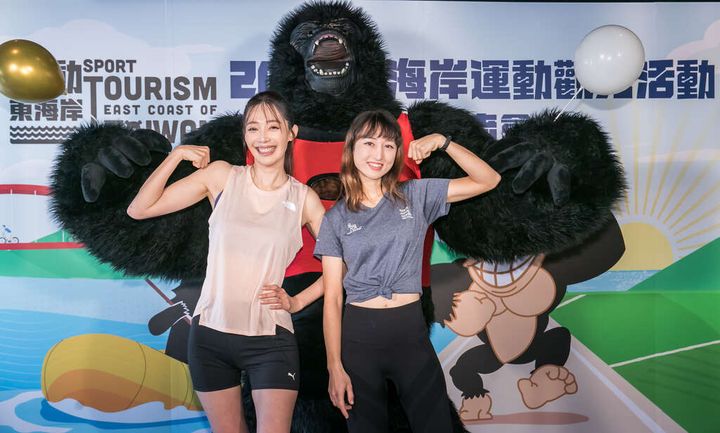 ▲活動代言人運動甜心王心恬及土耳其單車女孩徐甘舒與金剛合影。　圖：東部海岸國家風景區管理處／提供