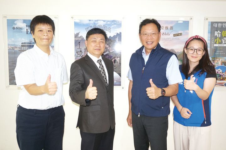 ▲（左起）尊榮假期紐西蘭線控經理張志瑛、董事長劉正輝、總經理劉奕樑、紐西蘭線控經理楊佩璇。　記者-王政／攝