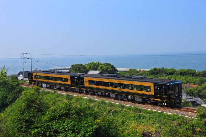 ▲以爵士樂經典曲目《Take the ‘A’ Train》命名的「坐 A 列車去吧」，是九州最具復古氛圍的觀光列車。　圖：Klook／提供