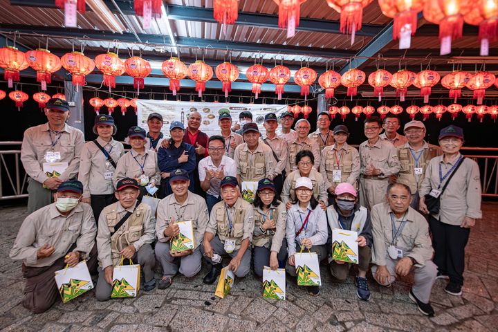 ▲本處專業螢火蟲季導覽志工。　圖：花東縱谷國家風景區管理處／提供