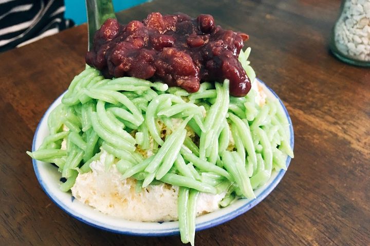 ▲在刨冰上鋪滿斑蘭葉香的綠色粉條再淋上椰奶、棕櫚糖，就是馬來西亞國民甜品「煎蕊」。　圖：馬來西亞觀光局／提供