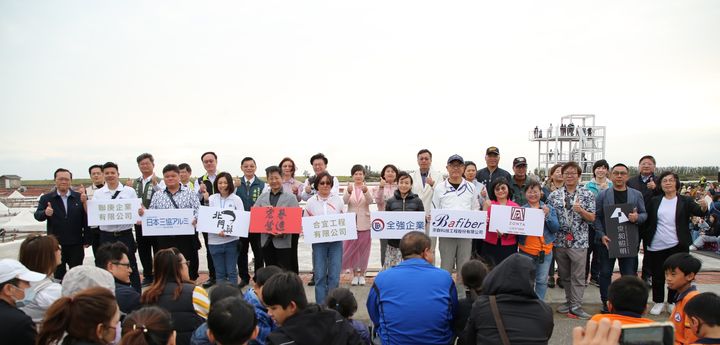 ▲《白金四季 井仔腳鹽田藝術節》春季場《春25 張正傑鹽田夕陽音樂會》貴賓合影。　圖：雲嘉南濱海國家風景區管理處／提供
