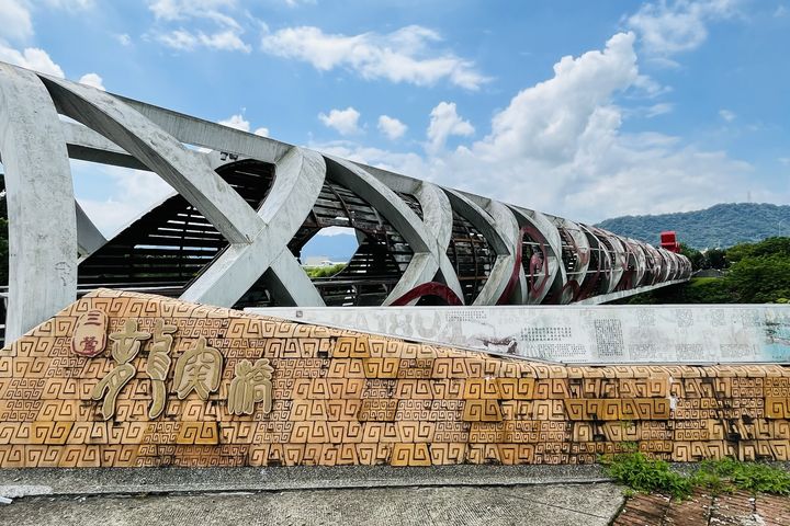 ▲「三鶯之心」藝術空間旁的龍窯橋像極時光隧道，可騎自行車穿越其中，夜間光雕也很美。　圖：新北市政府觀光旅遊局／提供