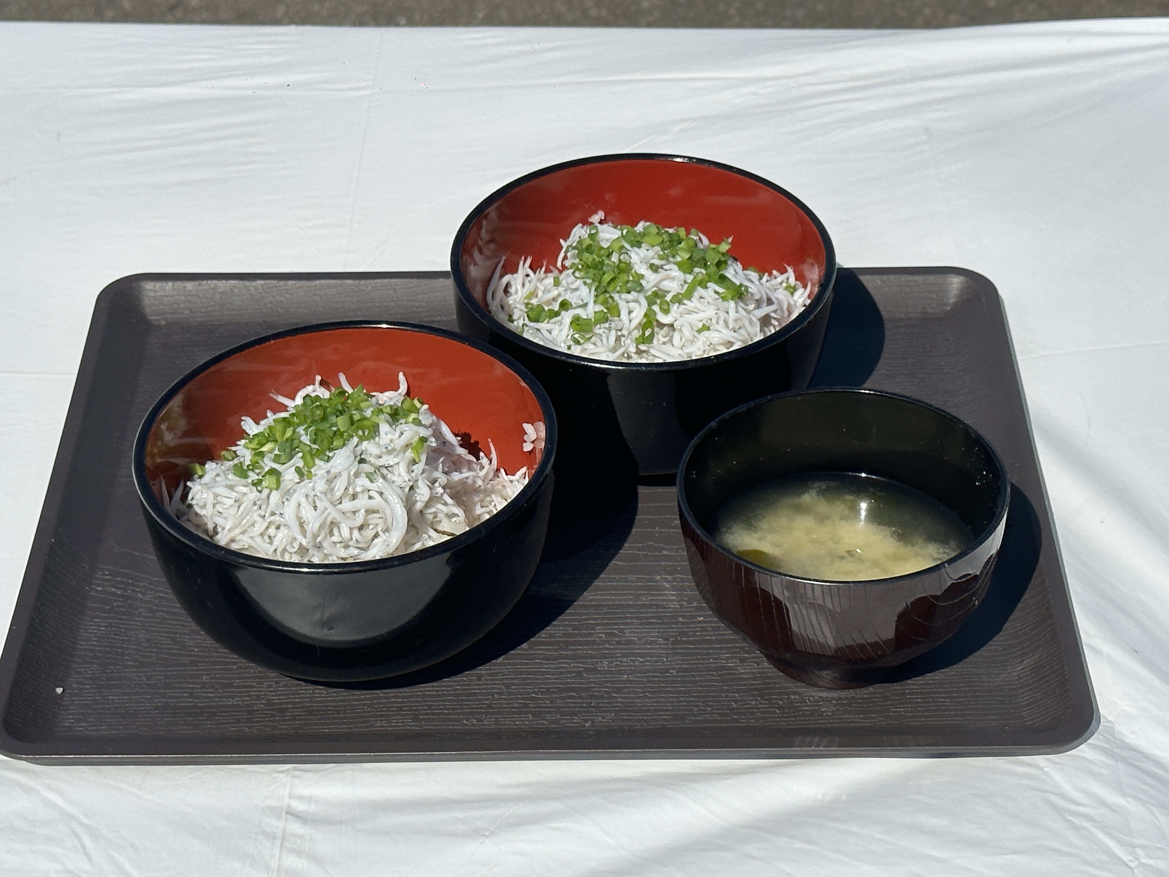 ▲禁漁季時不提供生魩仔魚丼，但有煮熟的魩仔魚丼，驚人的美味。　記者-蔡雅雯／攝影