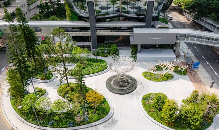 ▲恒基地產優化位於 The Henderson 旁邊的琳寶徑休憩花園，成為全亞洲首個札哈．哈蒂建築事務所雕塑花園。　圖：Media OutReach Newswire／提供