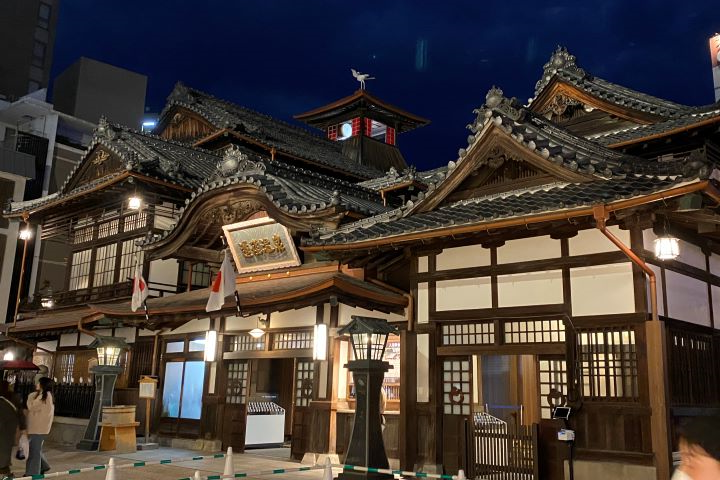 愛媛縣最受台灣自由行旅客歡迎的道後溫泉本館。　記者-黃千珮／攝影 